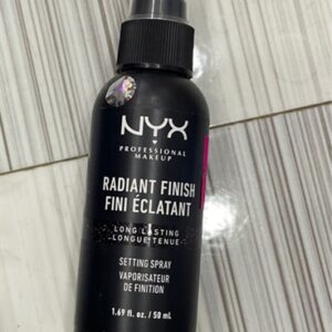 Xịt khoá makeup nyx